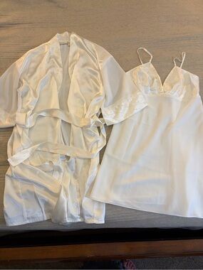 Vintage Intimo Amore Ivory Satin Pearl Trim Chemise & Robe Set Small